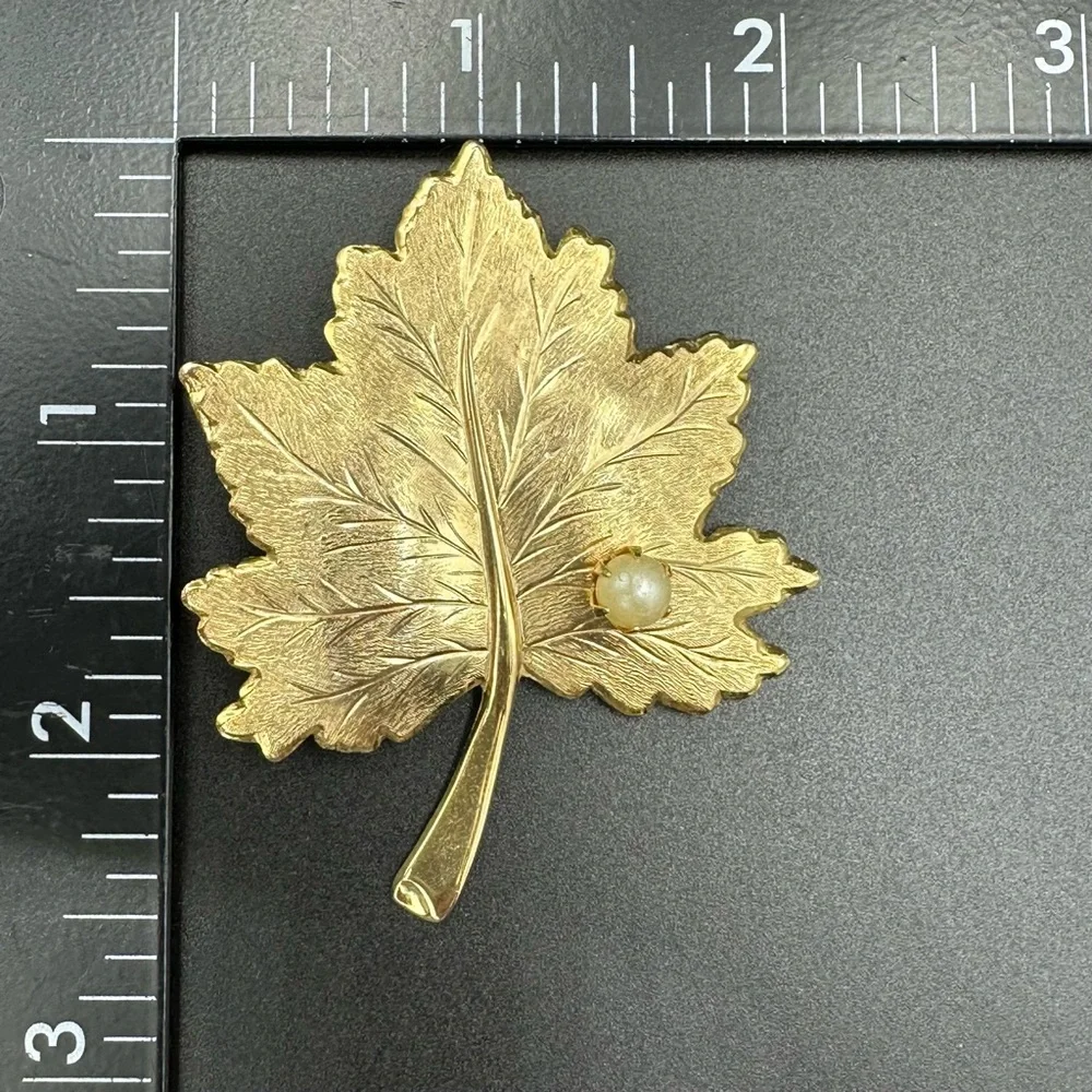 Vintage Sarah Coventry Maple Leaf Brooch & Clip On Earrings Set Gold Tone - Picture 3 of 6